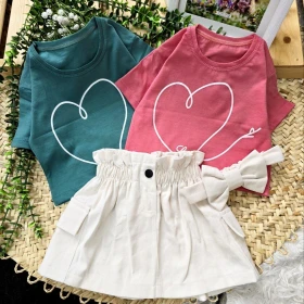 سه تیکه کراپ قلب با دامن سفید 